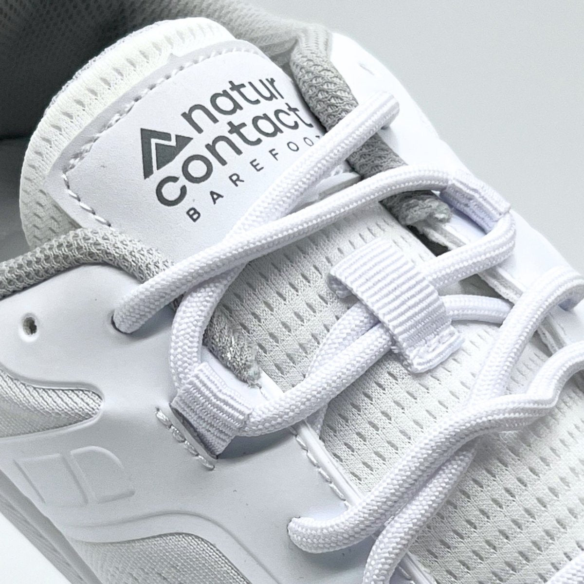 white daily barefoot shoes with details of the laces and tongue of the shoe