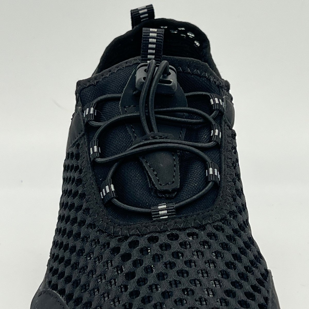 Black hiking trekking barefoot shoes Naturcontact and details of the elastic laces with quick-release