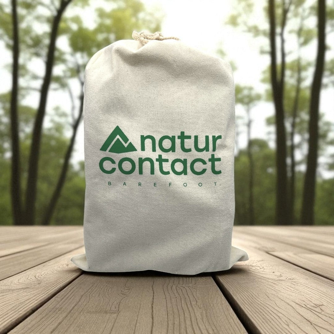 Natur Contact bag on a wooden surface with trees in the background